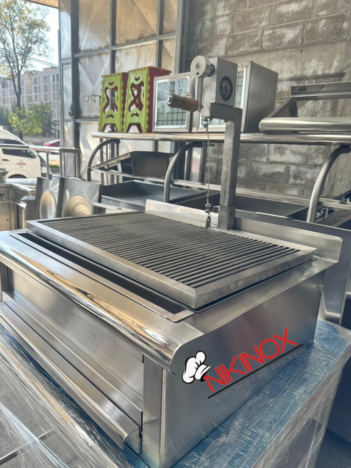 Asador con parrilla elevable NIKINOX — vista frontal