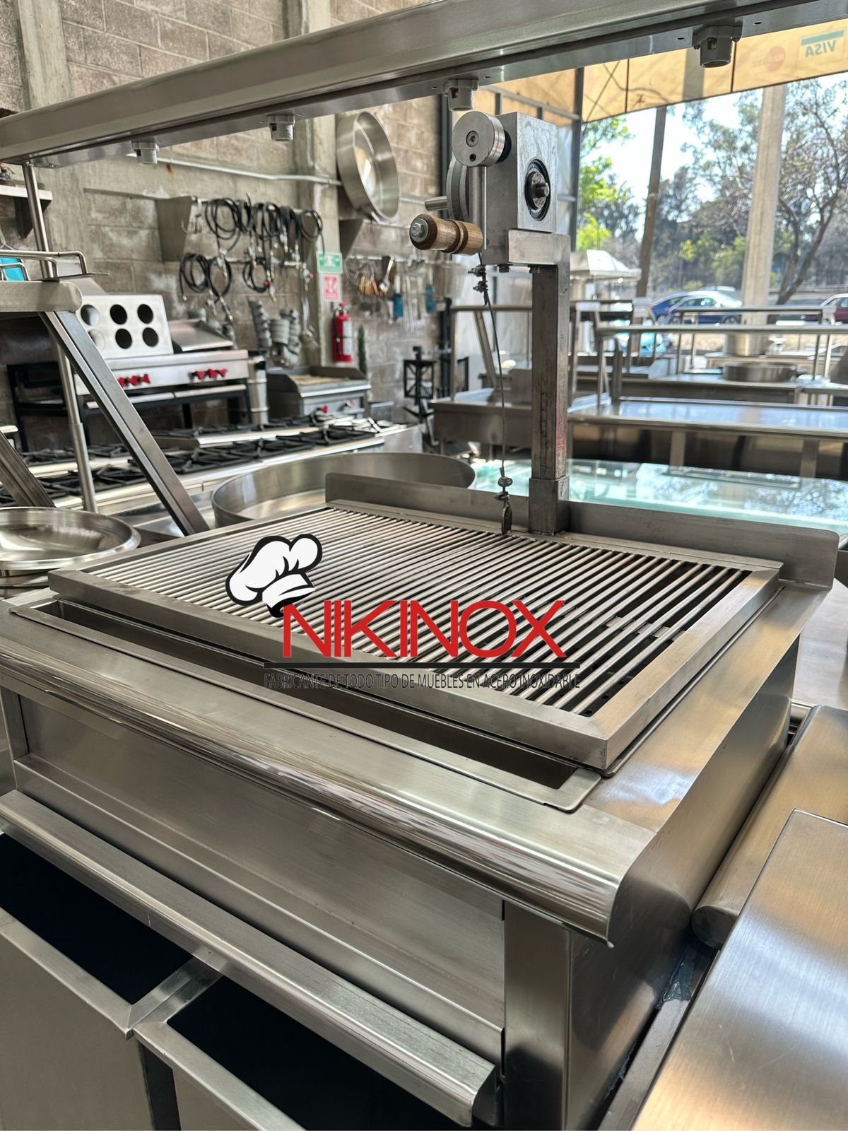 Asador con parrilla elevable NIKINOX — detalle de la parrilla