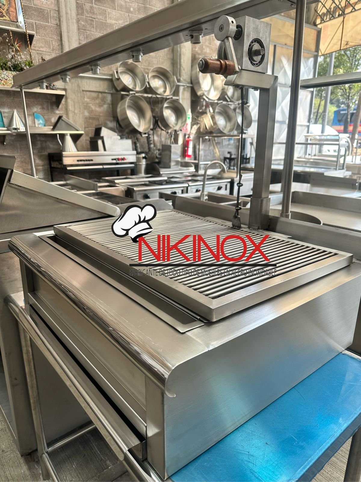 Asador con parrilla elevable NIKINOX — vista lateral