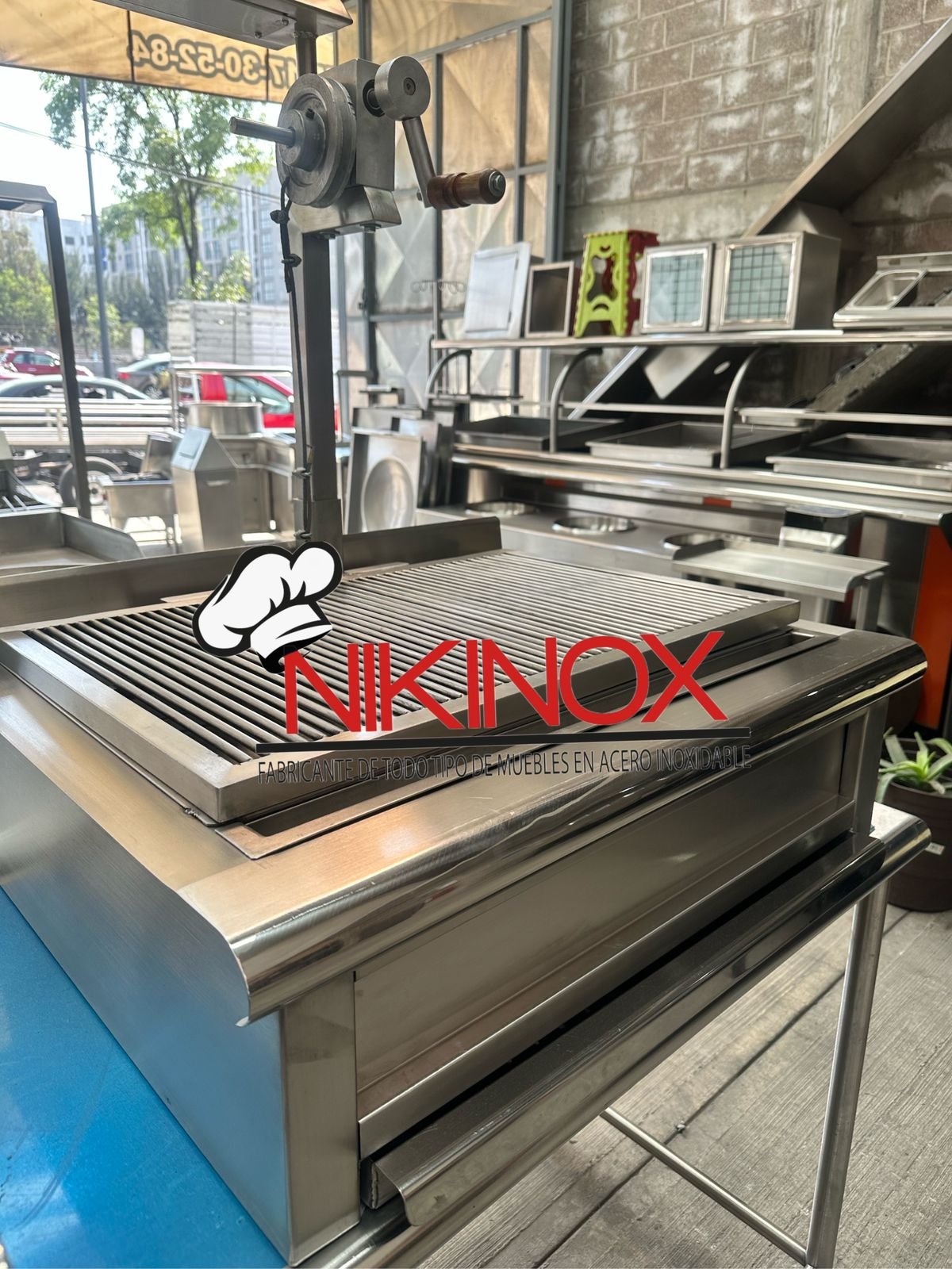 Asador con parrilla elevable NIKINOX — vista completa